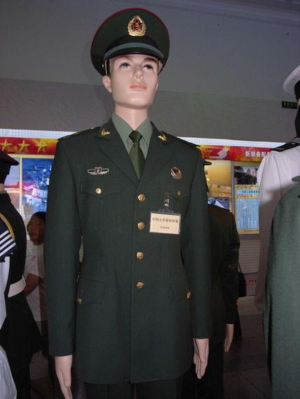 军装图片男,青春男子的坚毅风采