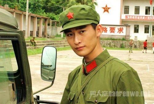 军装图片男,青春男子的坚毅风采