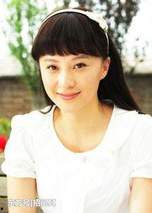 演员徐露照片,光影交织下的美丽身影