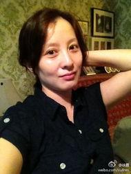 演员徐露照片,光影交织下的美丽身影