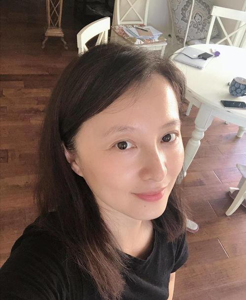 演员徐露照片,光影交织下的美丽身影