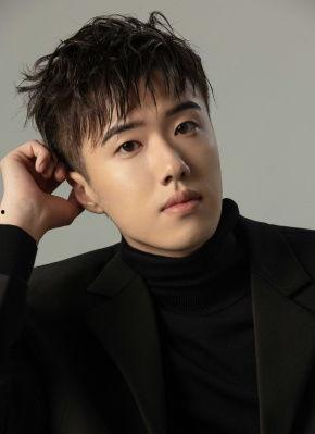 张哲华个人资料,才华横溢的青年才俊，多领域成就斐然