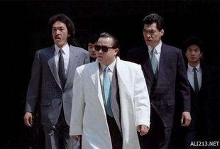 香港黑社会控制娱乐圈,香港娱乐圈的黑社会势力操控揭秘